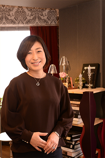 「幼少時代は、人形そっちのけでリカちゃんハウスだけで遊んでいました(笑)」という柳生さん。