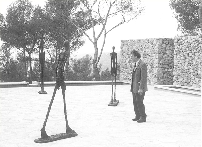 マーグ財団美術館の中庭に立つジャコメッティ ©︎Archives Fondation Maeght, Saint-Paul de Vence (France)