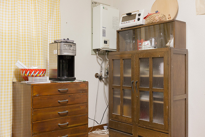 台所では、骨董市で入手してリペアした食器棚が現役で活躍している