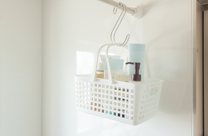 おさよさん家の浴室の、家族も協力しやすい超簡単『吊るす収納術』。