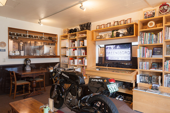 こだわりの本棚で魅せつつ収納 ライダーが集うオートバイ専門書店