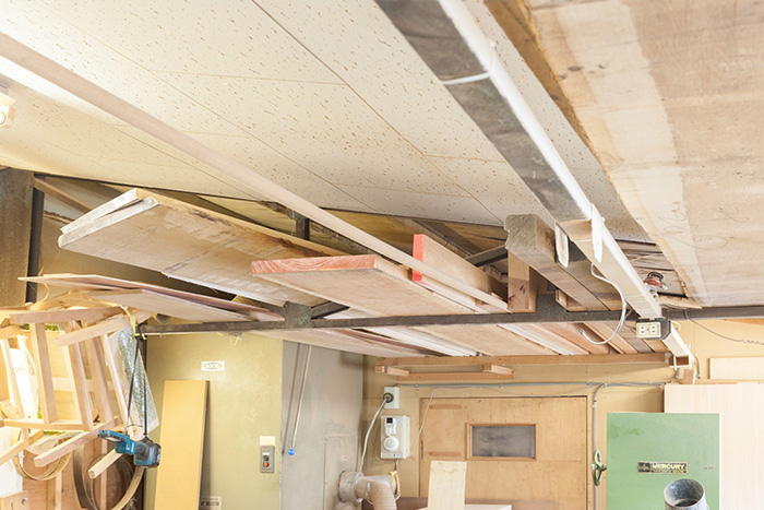 【工房】木材の在庫は天井に沿ってストック