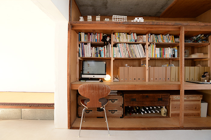 もともとあった押し入れは、引き戸を取り払って書斎兼収納スペースに変身。