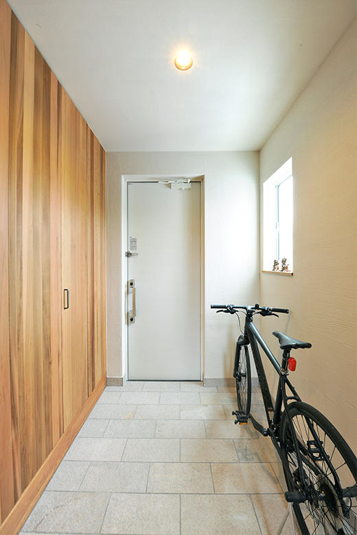 自転車も楽々収納できる広い玄関