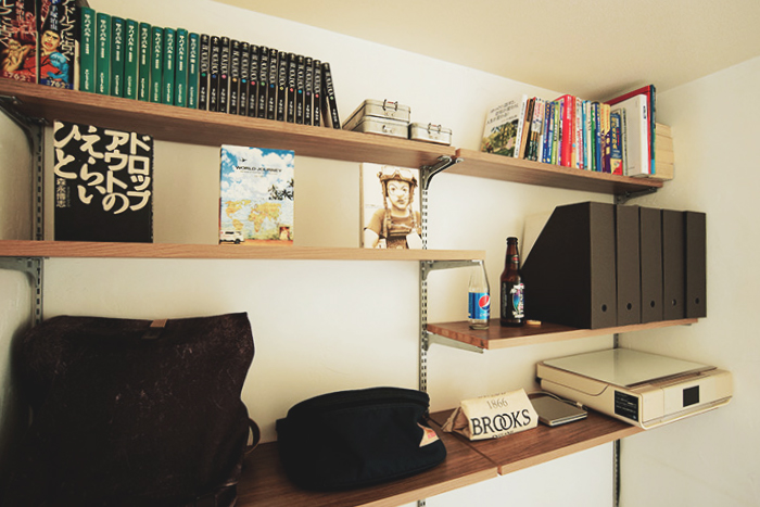 廊下が書斎に早変わり！ 可動棚シューノで作る、スペースを有効活用した壁面書斎