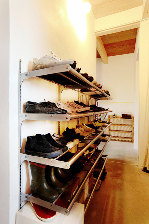 ハンガーパイプをアレンジして、可動棚で靴収納。インダストリアルな印象の玄関収納に。