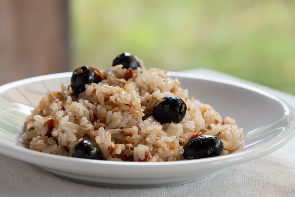 余ったドライトマト、ドライハーブで作るイタリアン炊き込みご飯＜料理家・馬場靖乃さんの冷蔵庫スッキリレシピ＞