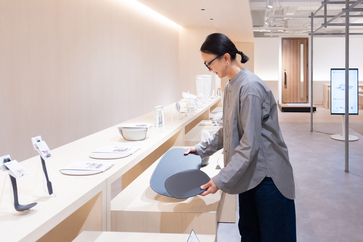 本多さおりが「マーナ」本社でずらり並んだ名作たちにうっとり！使用感を熱く語ります