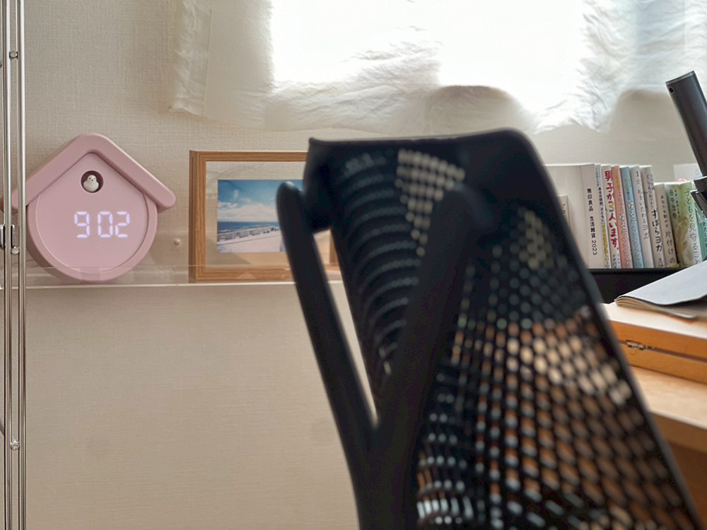 LEDバードハウス アラームクロック、本多さおりさん使用イメージ
