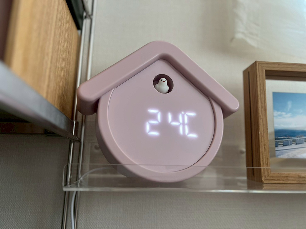 LEDバードハウス アラームクロック、本多さおりさん使用イメージ