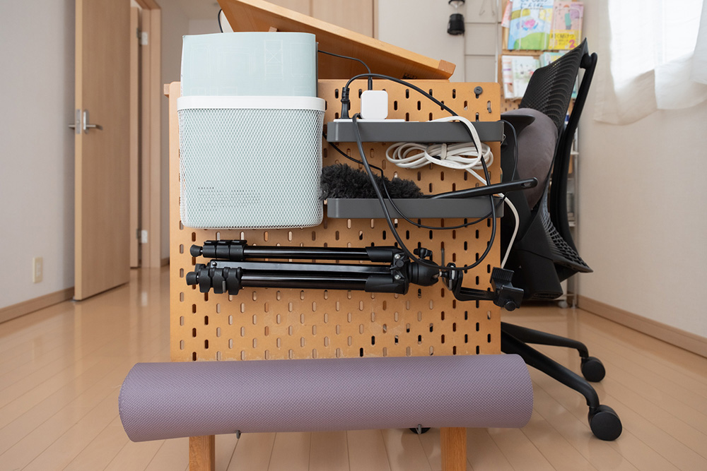本多さおりさんのデスク横に取り付けたIKEA有孔ボード