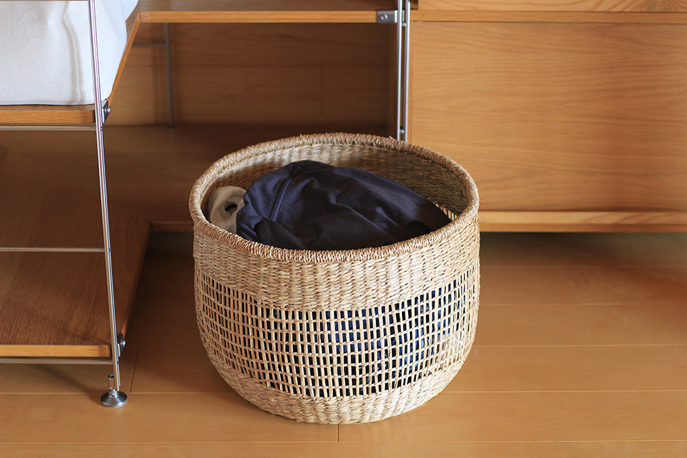 使用後は空っぽのまま棚の前に置かれたかご