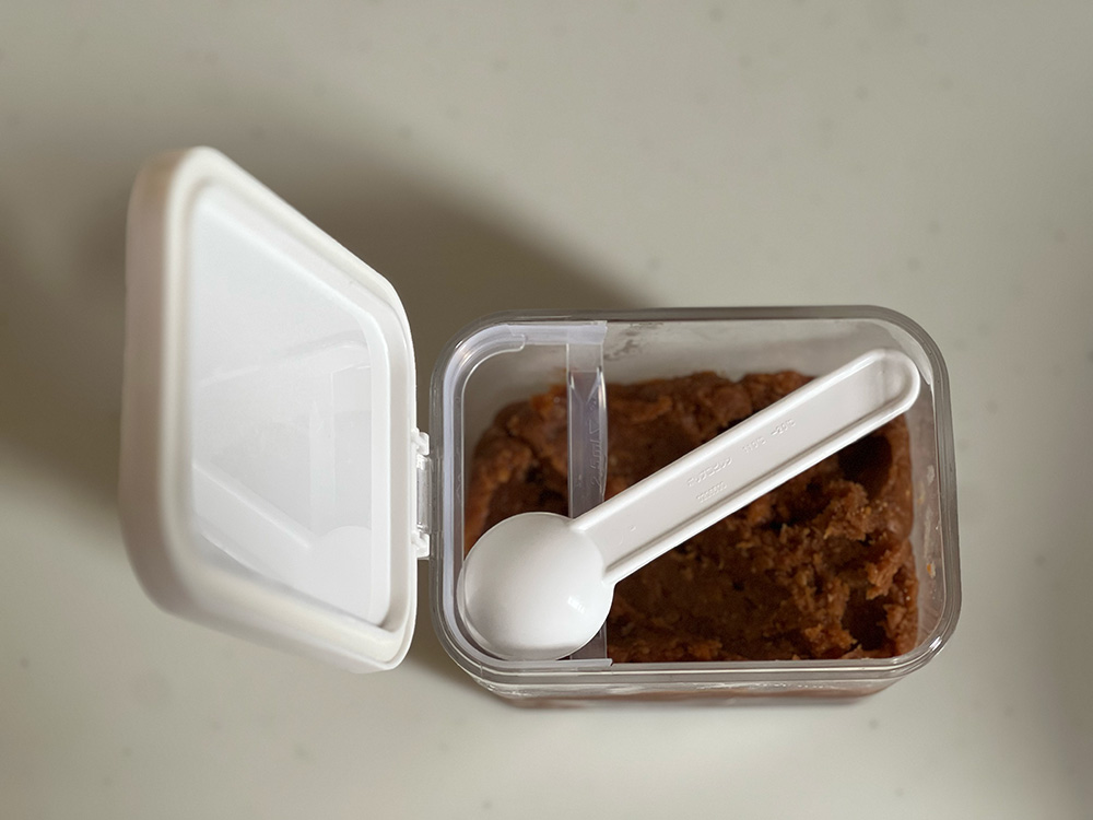 カインズの調味料ポットに味噌を入れる本多さおりさん