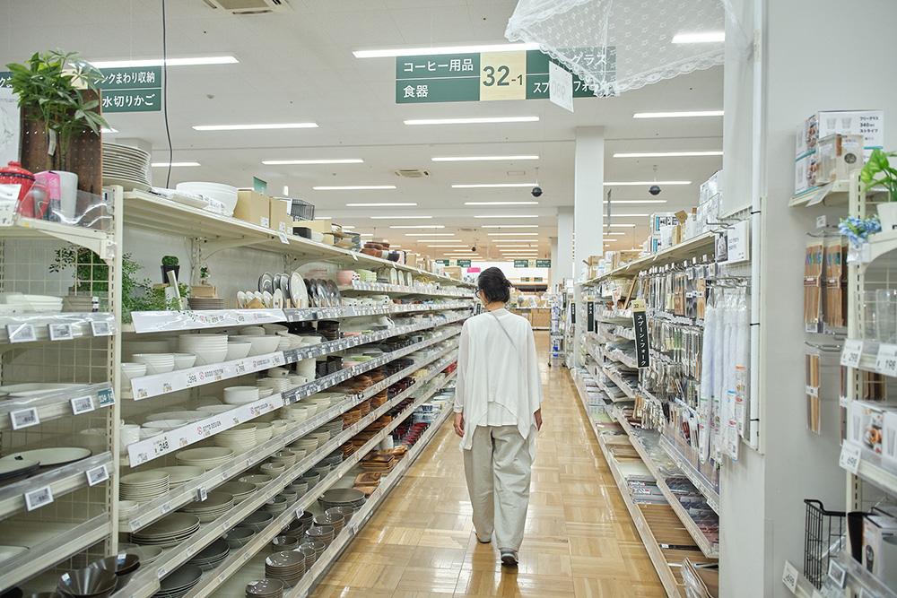 本多さおりさんが巡るカインズのキッチン用品売り場