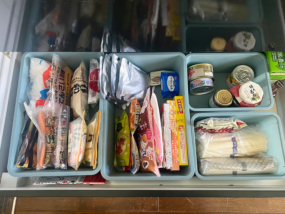 扉の中だけで使う岡本あつみさんのプラスチック収納アイテム