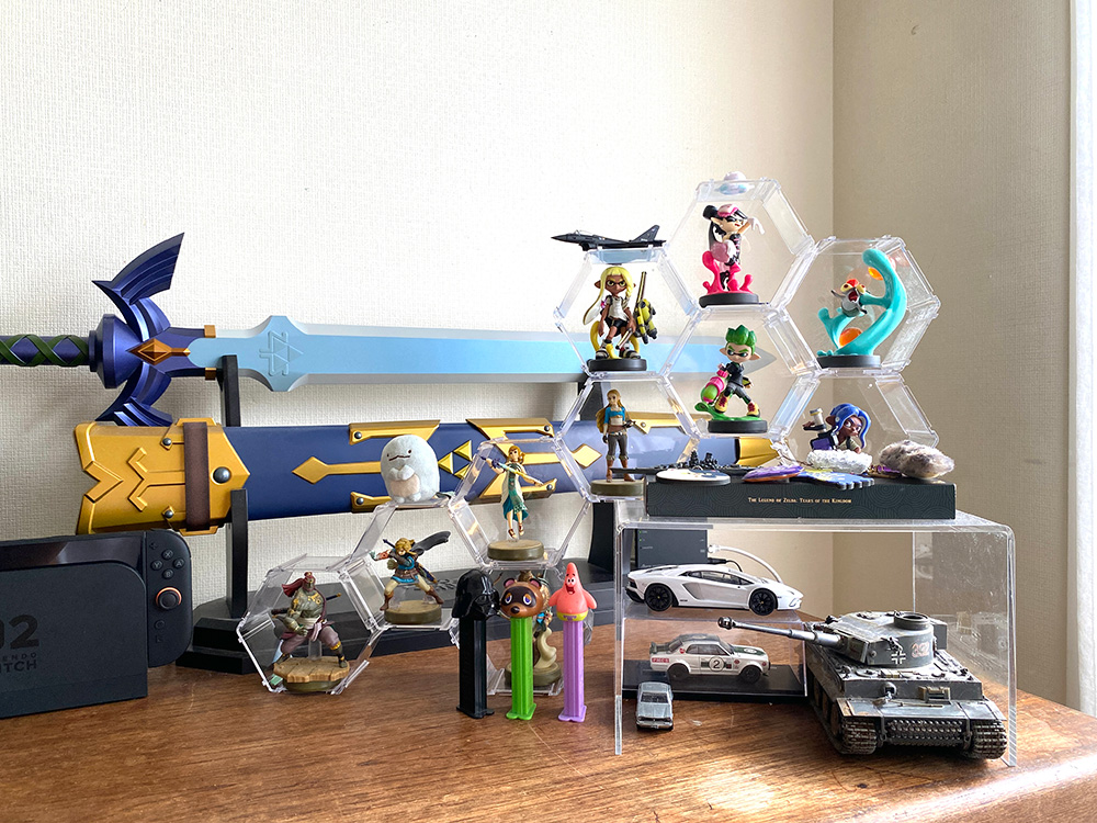 ケースに入れて並べた三男のフィギュアなどのコレクション