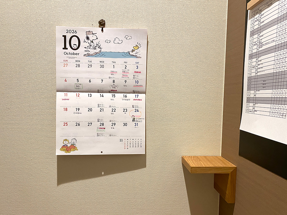 トイレに掲示した、家族のスケジュールを共有するカレンダー