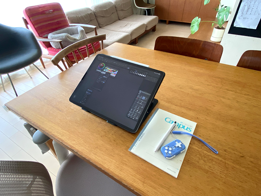 マルサイさんの仕事場であるダイニングテーブルにタブレットを置いた様子