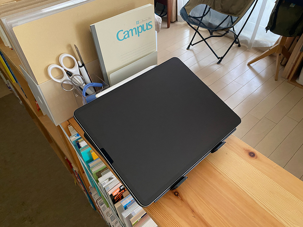 タブレットなど必要最小限にまとめたコンパクトな仕事道具