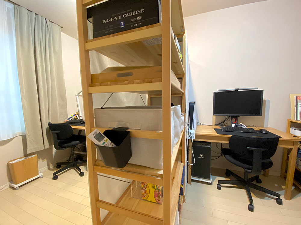 棚とカーテンで仕切った長男と次男の部屋。ふたつの学習机を配置