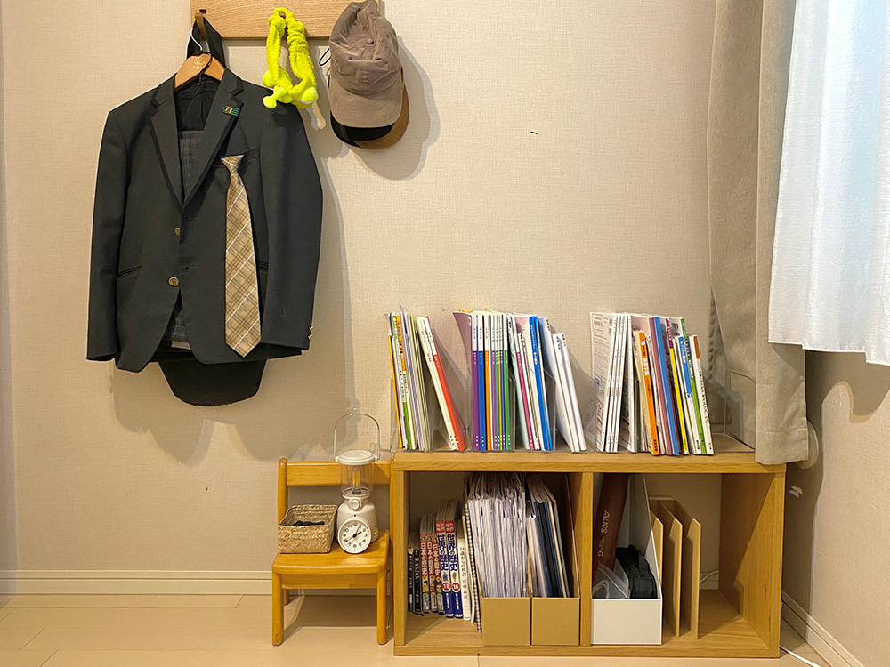 壁のフックにジャケットや帽子を掛け、無印良品のボックスで教材を整理した次男のスペース