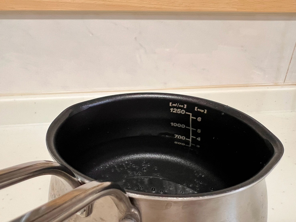 メモリ付きの鍋の内側。水や出汁を直接計量できる