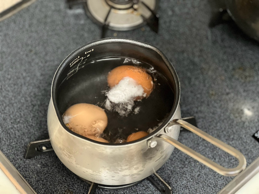 ミルクパンでゆで卵をつくる様子。小ぶりでお湯がすぐ沸く