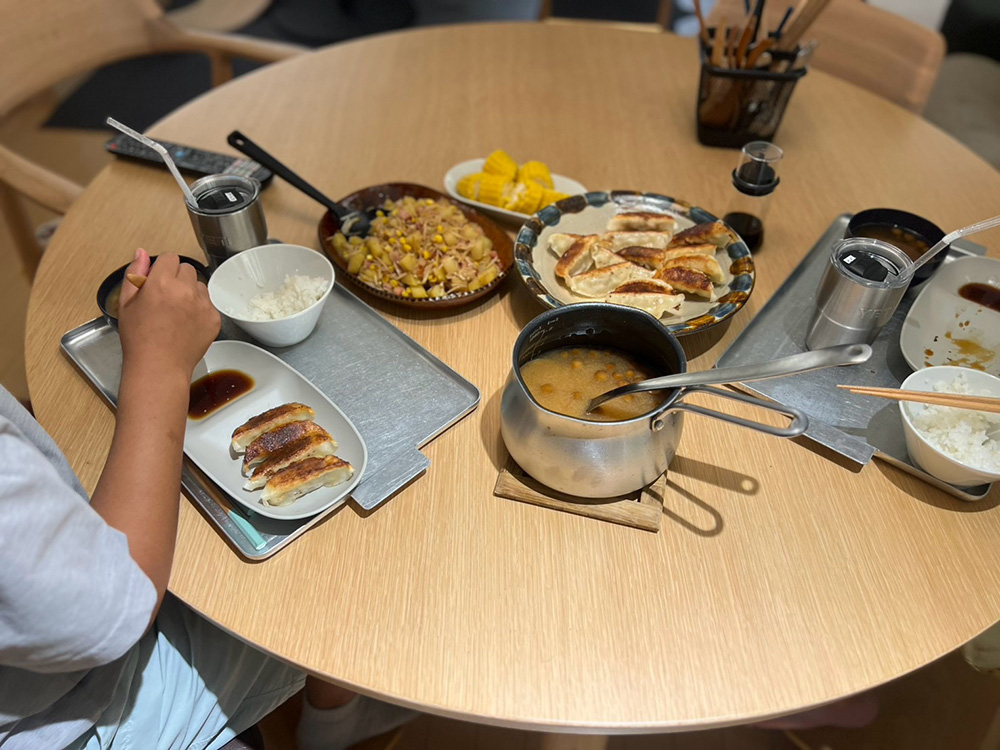 食卓にそのまま出した片手鍋と料理。おかわりしやすい見た目