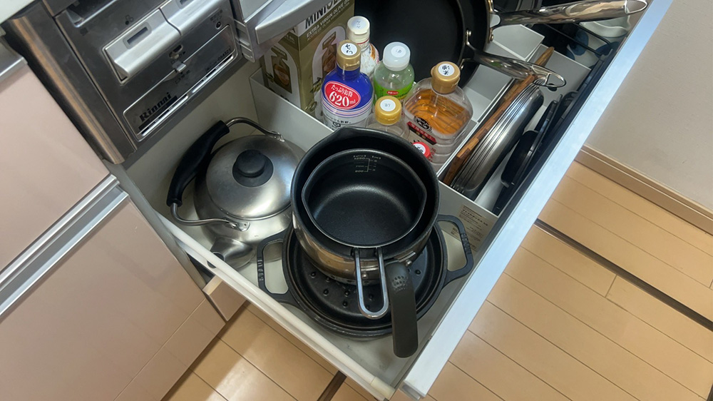 普段の収納。ほかの鍋に重ねて置いた片手鍋