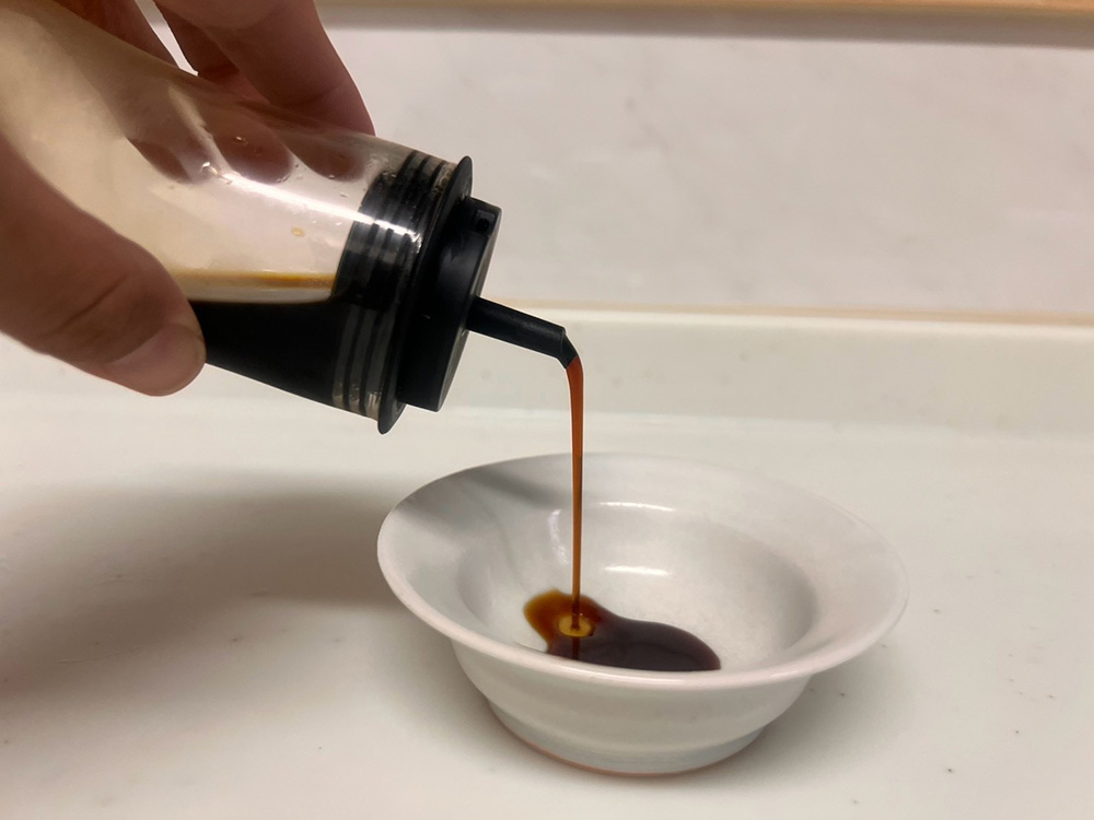 しょうゆ差しから小皿に注ぐ様子。液だれしない注ぎ口