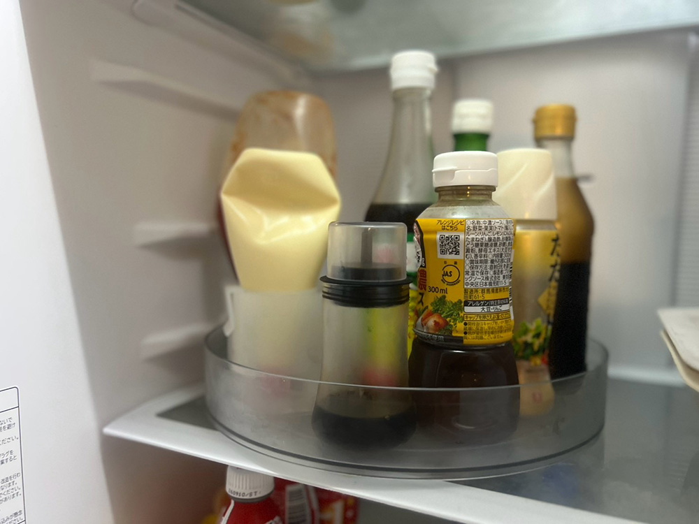 冷蔵庫内の調味料トレイに収納したしょうゆ差し