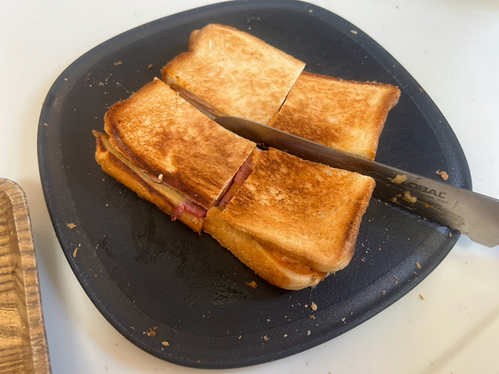 シャープナーで研いだ刃で朝食のホットサンドを切った断面